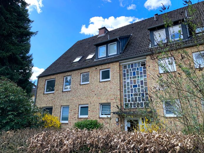 Wohnen auf Zeit: Kernsanierte 2,5-Zimmer-Wohnung mit Südwest-Balkon in Rahlstedt – Außenansicht Straßenseitig