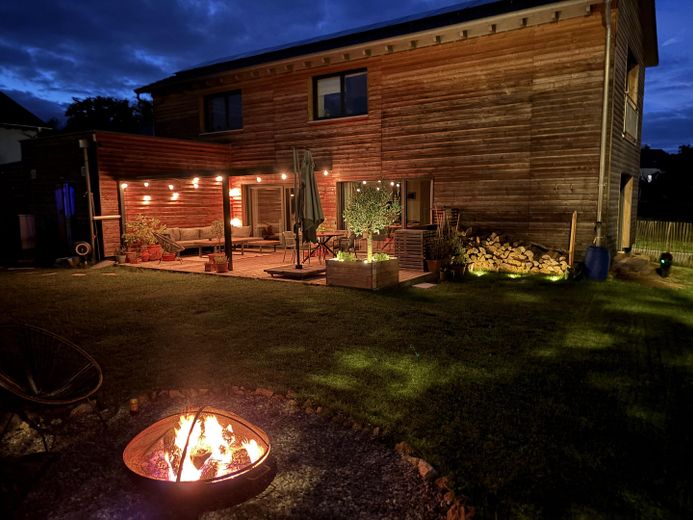 Neubau 2023 | KfW-40+ | PV + Speicher | 135 qm Wohnfläche | 635 qm Grundstück mit Südgarten – Abendstimmung