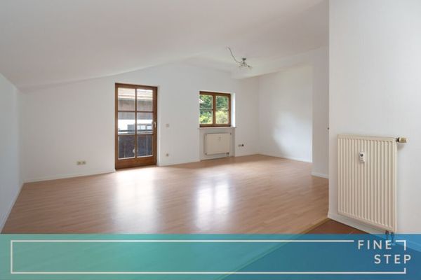 Tranquillità, natura e possibilità: ampio appartamento mansardato con grande balcone a Schleching
