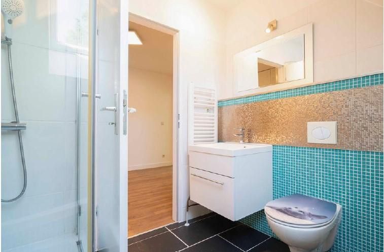 Bad mit Badewanne und Dusche