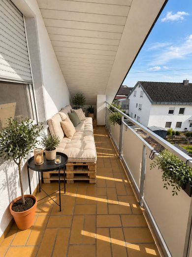 4 Zimmer Dachgeschosswohnung mit neuer Küche – Balkon