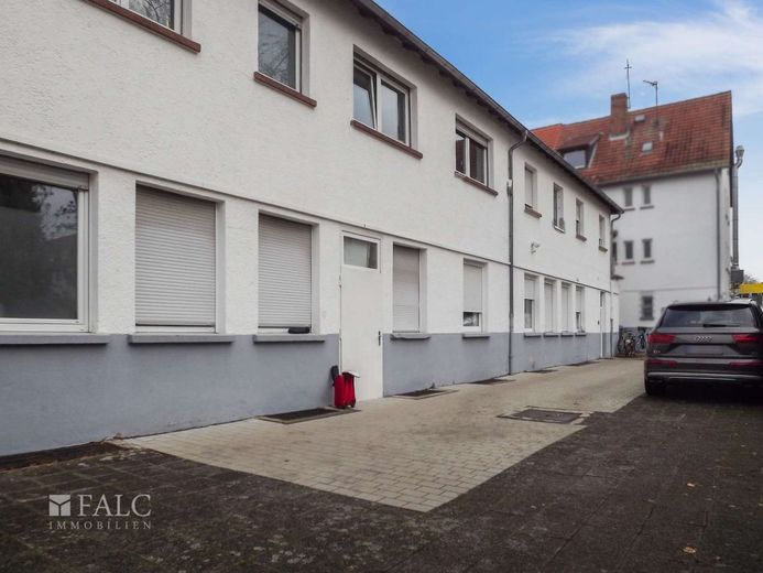Commercial property with high return and potential – Hof mit Stellplätzen