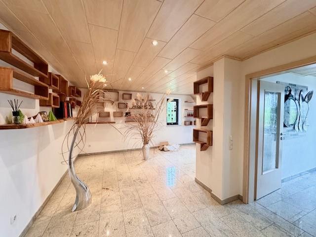 High-quality renovated 3-room apartment with balcony and new fitted kitchen – Wohnzimmer mit  Granitboden