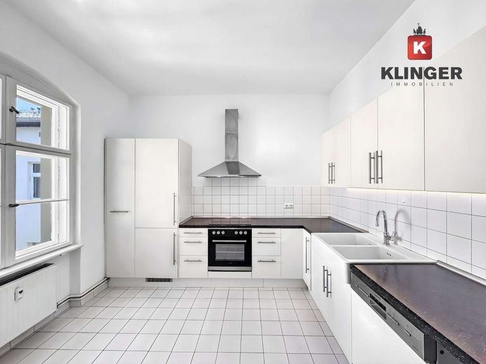 Repräsentatives Altbau-Juwel im beliebten Winterfeldtkiez: Großzügige 4-Zimmer-Wohnung mit Balkon – Küche