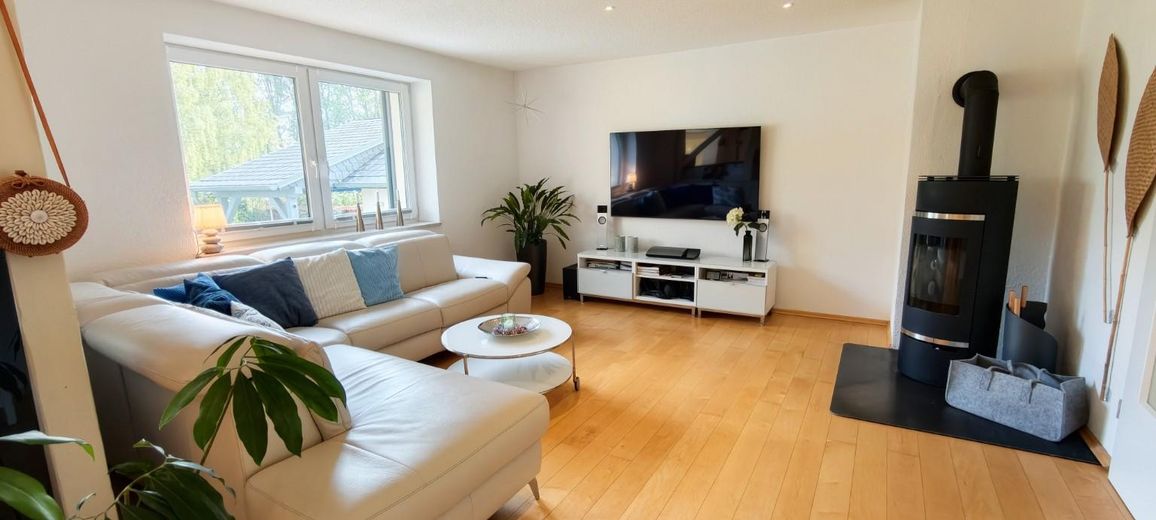 Effizienzhaus A am Kummerower See – Wärmepumpe, PV, Pool, Sauna & nah zum Hafen – Wohnzimmer 