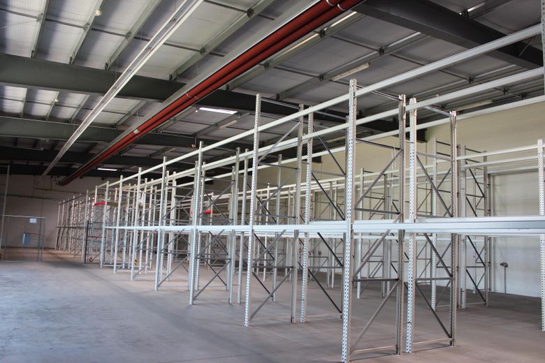 PROVISIONSFREI!!  Halle mit Regalsystem – Foto 1