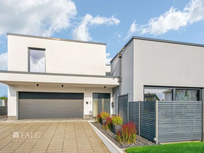 Moderne Villa mit Panorama! Feldrandlage pur! – Haus/Vorderseite