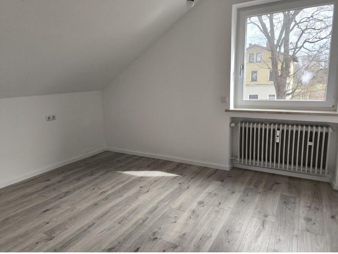 Direct beschikbaar, volledig gerenoveerd 3-kamerappartement op de bovenste verdieping met tuin, garage, 2 parkeerplaatsen & PV-installatie – Foto 3