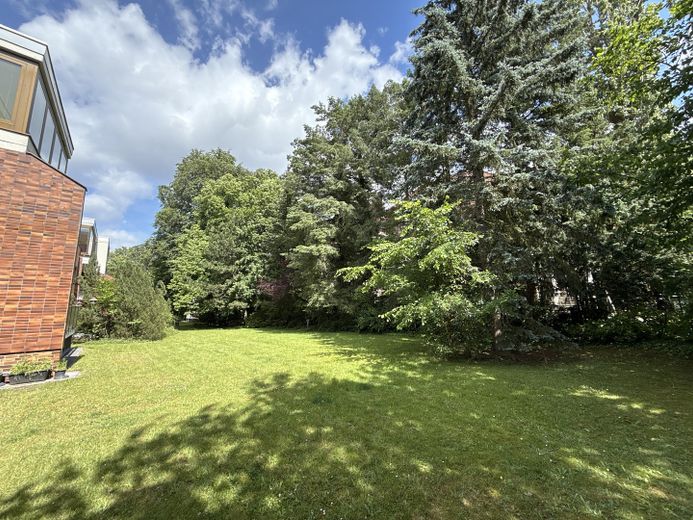 Grunewald 4 odalı daire, ayrıca bahçe, havuz ve garajlı suterre katı – Garten Blick 1