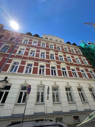 Großzügige und vermietete 2-Zi. mit Laminat, Balkon, EBK und Wanne in zentraler Lage – PHOTO-2024-07-09-15-19-39_9