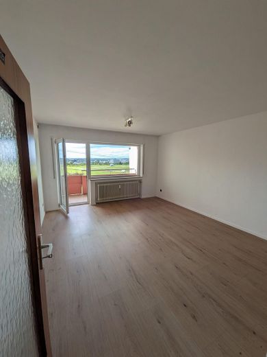 Rendimento del 6% - Appartamento di proprietà con 1 camera, ristrutturato e libero da persone, con posto auto - Senza commissioni! – Schlafzimmer