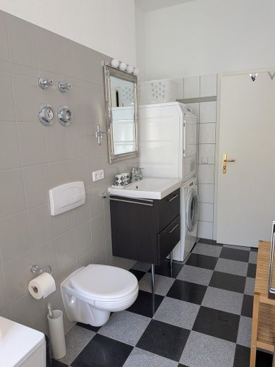Friedrichshain'de balkonlu bakımlı 2 odalı eski bina dairesi – özelden, komisyonsuz – Bad mit WC und Waschtisch