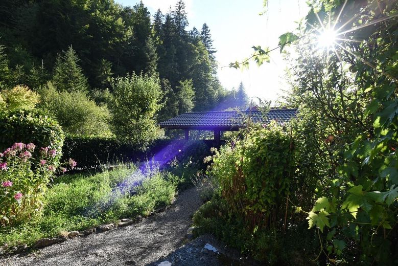 LOFTHAUS AM ALPBACH – eine seltene Gelegenheit im ursprünglichen Teil des Tegernseer Tals – Garten I