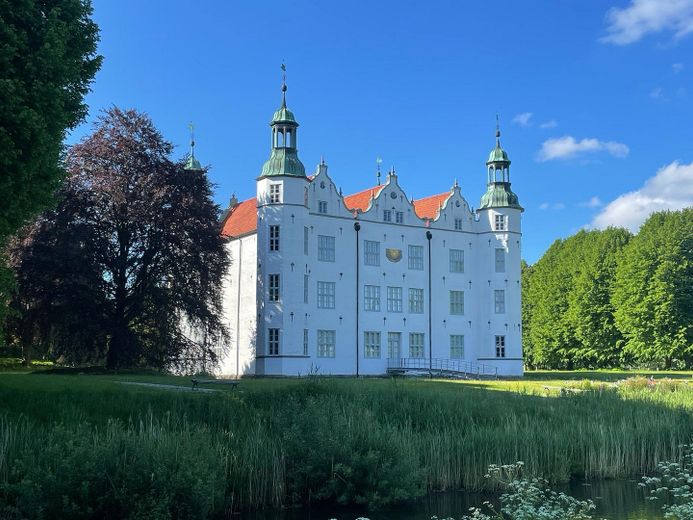 Modernes Reihenmittelhaus, Baujahr 2016, ruhig gelegen in Toplage von Ahrensburg – PROVISIONSFREI! – Schloss Ahrensburg