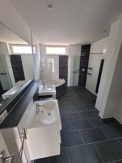 Moderno piso de 4 habitaciones (planta baja/sótano) con garaje propio en BS-Broitzem – Hauptbad