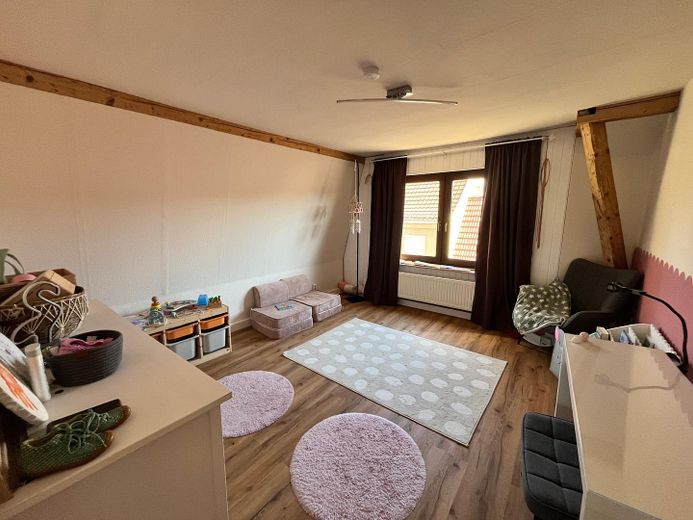 Dom jednorodzinny z przestronną częścią mieszkalną, tarasem i dwoma miejscami parkingowymi – Kinderzimmer