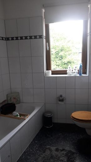 KENTSEL KONFORLU MİMARİ 127 qm, S-Bahn ve Main yakınında, sakin ve engelsiz – Badezimmer mit Du u Wanne