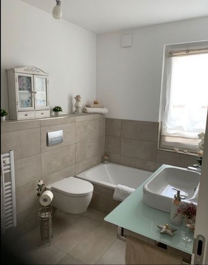 Hochwertige 2-Zimmer Wohnung von Privat in ruhiger 1A Lage – Badezimmer mit Badewanne