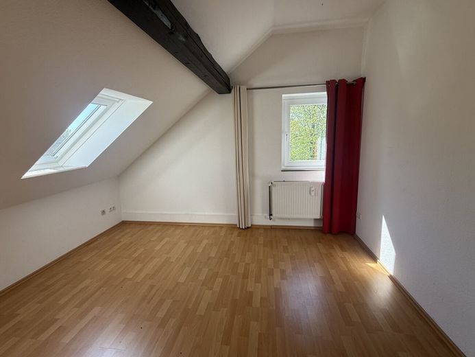 Ihre Chance: Dreifamilienhaus mit Garten, Balkon &amp; zwei freien Wohnungen – Schlafzimmer im DG