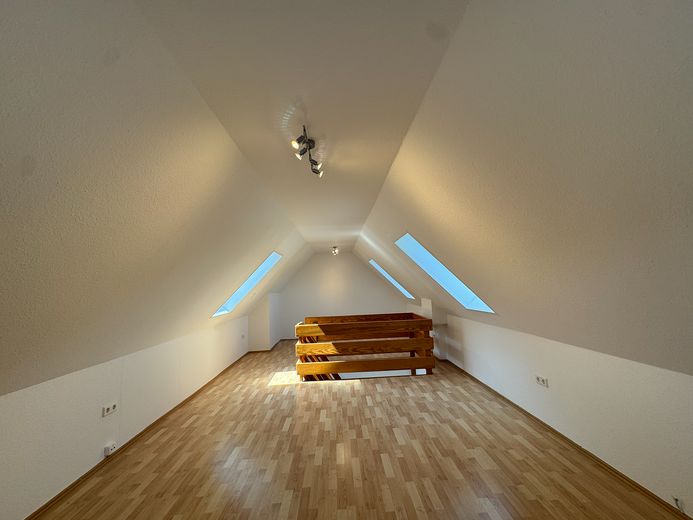 Von Privat, 2 ZKB + offenes Studio, Abst.-R., EBK, Waschtrockner, 1. OG, Carport mit AR, Terrasse – Studio