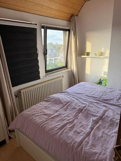 Sehr gepflegte 3 Zimmer-Maisonette-Wohnung in zentraler Wohnlage von Griesheim – Schlafzimmer