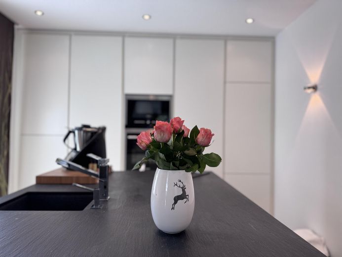 Luxuriöse 4 ZKB Wohnung mit schön angelegtem Garten – Küche