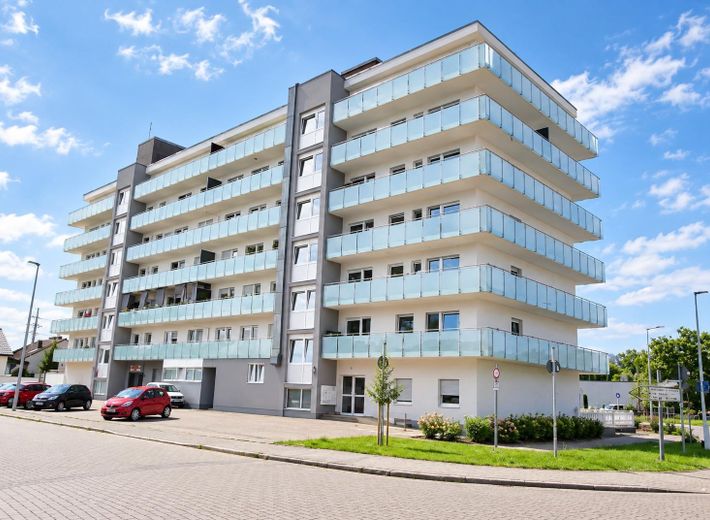 Eerste bewoning na renovatie 2-kamerappartement, met balkon, inbouwkeuken en parkeerplaats in de ondergrondse garage – Gepflegte Wohnanlage