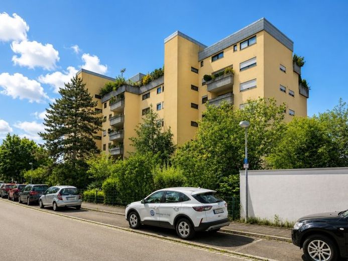 Großzügige 99 m²-Wohnung– Garage, Aufzug & Potenzial zur 4-Zi-Wohnung, zentrumsnah in Wendelstein – Photo 1