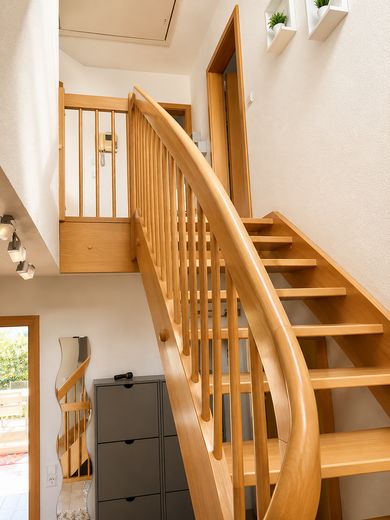 Helle, familienfreundliche Doppelhaushälfte in Südlage mit Garten und Terrasse – Treppe zu DG