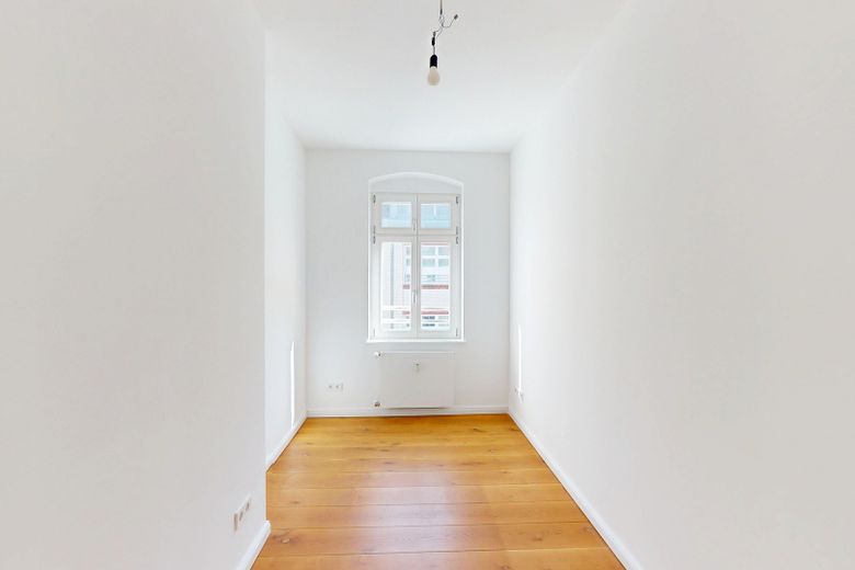 Friedrichshain'da balkonlu ve tasarım dokunuşlarına sahip yenilenmiş eski yapı dairesi – Schlafzimmer