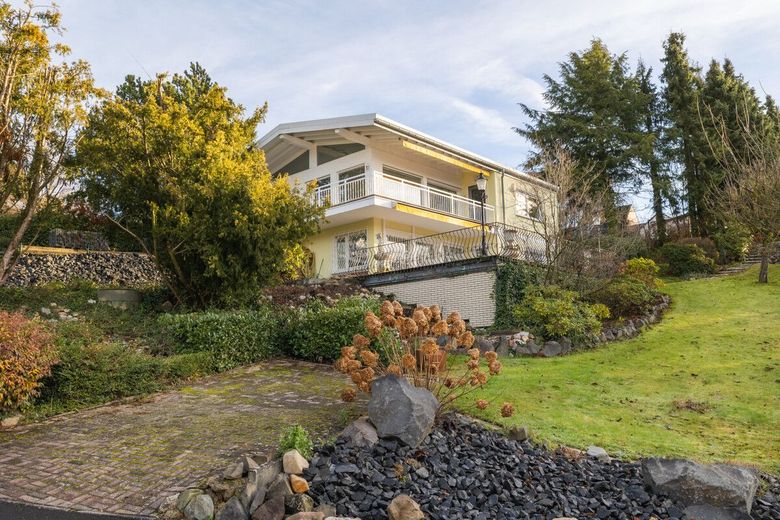 Helles, modernes Einfamiienhaus mit Terrasse - Balkon + Garten in Hümmerich - Preisreduzierung! – Blick von der Straße
