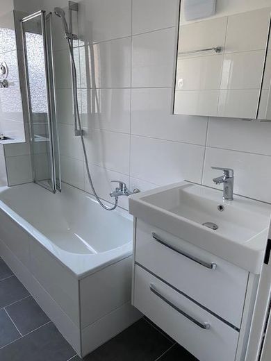 Francoforte Niederrad: Bellissimo appartamento di 2 locali con balcone – Bad mit Badewanne