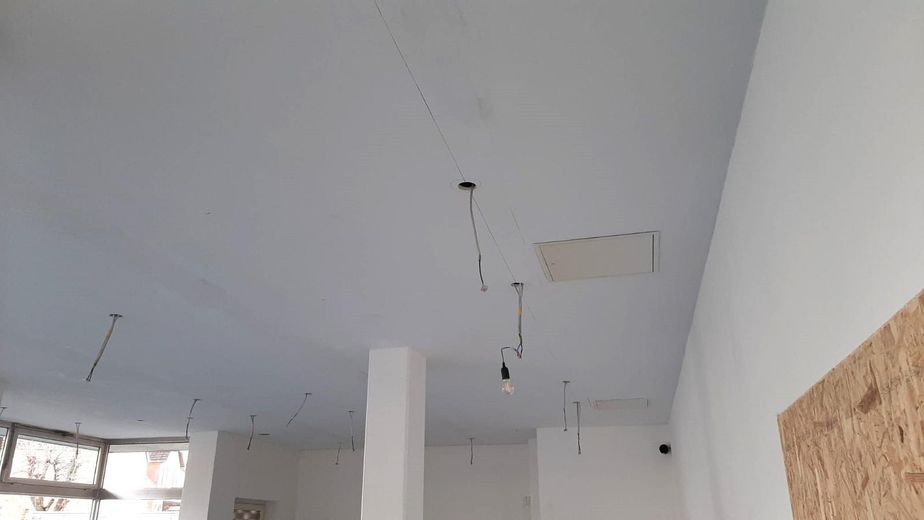 Hannover: Ladenlokal mit 77m² und großen Schaufenstern-Parkplätze vor der Tür – Neue heruntergezogene Decke