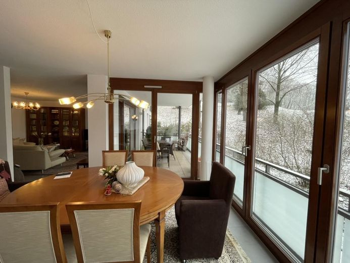 Esszimmer mit Blick auf Balkon