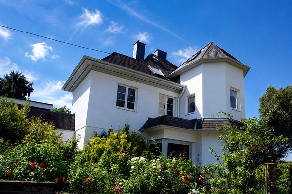 Affascinante villa su un ampio terreno divisibile, con alberi secolari e posizione elevata senza possibilità di edificazione antistante