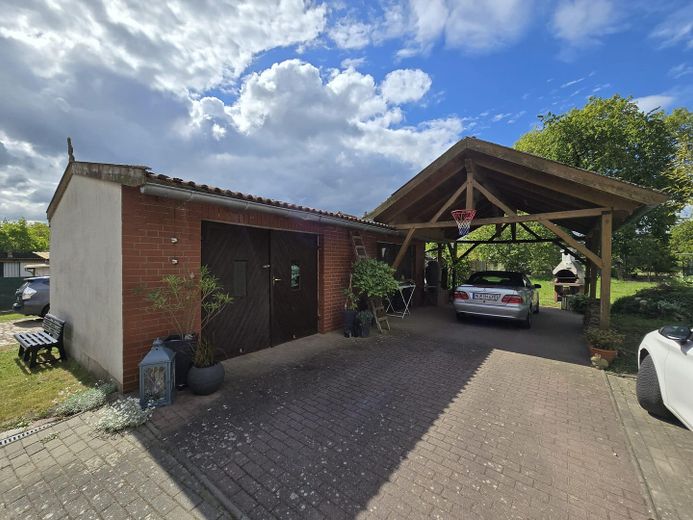 Ansicht Garage und Carport
