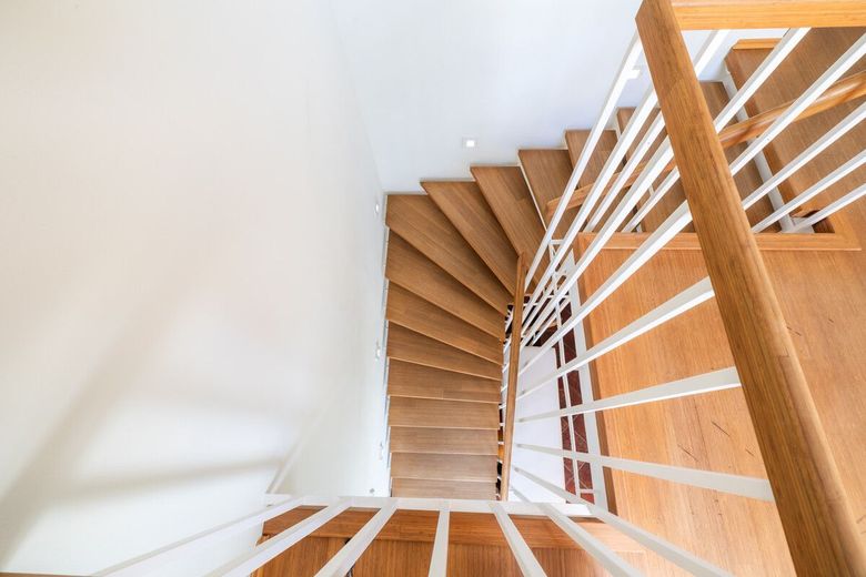Modern wohnen mit viel Raum und Licht - Wintergarten - Gartentraum - TOP Lage von Fernthal – Treppe zu den Geschossen