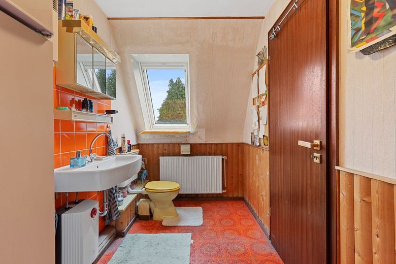 Sanierungsbedürftige Doppelhaushälfte mit großzügigem Grundstück und Doppelgarage in HH-Rahlstedt – Badezimmer OG