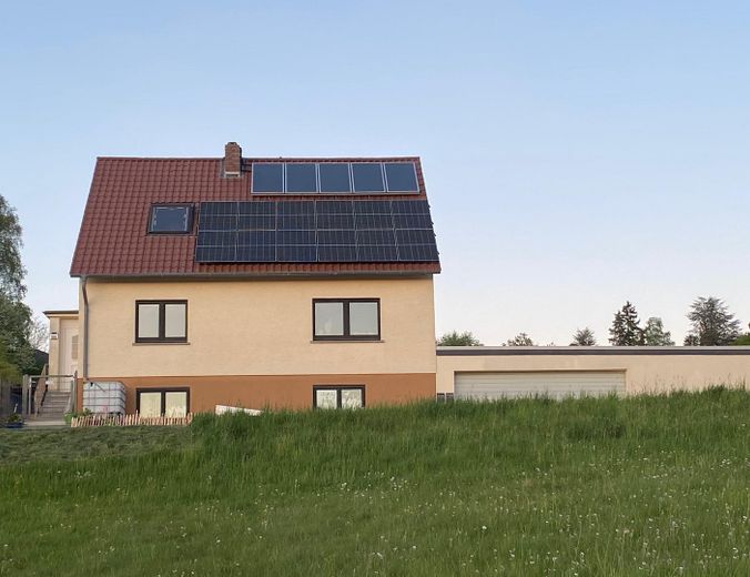 Freistehendes Familienhaus mit Fernblick und großem Garten. – Straßenansicht von Westen