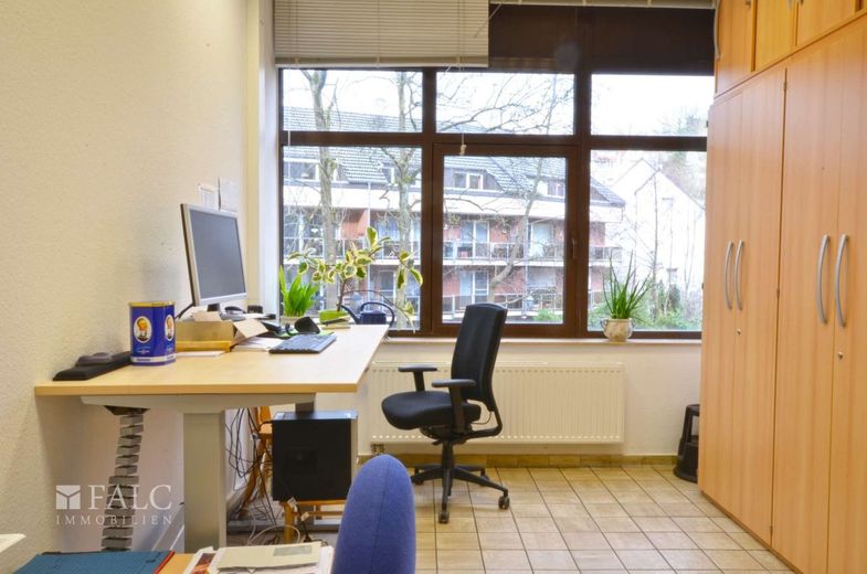 Kapitalanlage: Vermietetes Ladenlokal mit solider Rendite inkl. 4 TG-Stellplätze – Büro