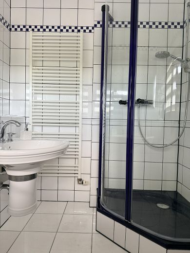 Ankommen und wohlfühlen: Helle 2-Zimmer-Wohnung im Zweifamilienhaus in Herne-Eickel – Dusche & Waschtisch