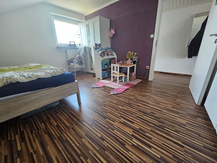 Provisionsfrei! Helle Dachgeschosswohnung mit grossem Garten – Schlafzimmer
