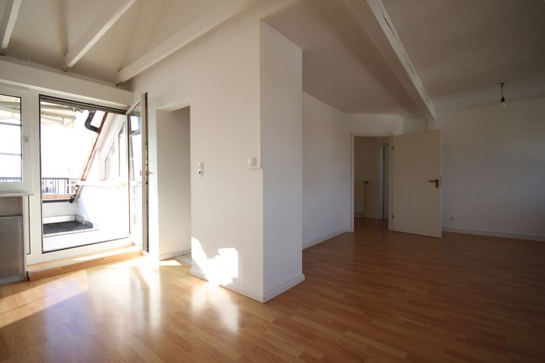 Lichtdurchflutete Komfort-Dachgeschoßwohnung für Zwei in schöner Wohnlage direkt in Neu-Isenburg – Wohnzimmer 1