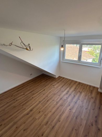 Neubaustandard! Helle 3,5 Zi.-DG-Whg. mit Balkon, Klimaanlage und Burgblick. – Schlafzimmer