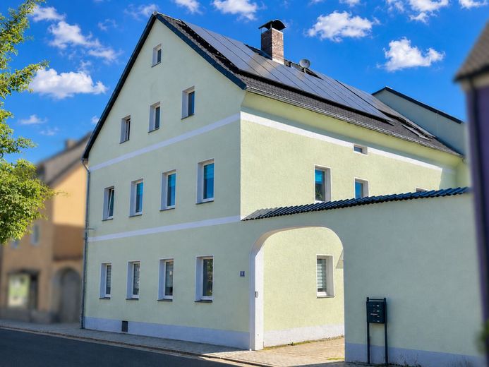 Saniertes Mehrfamilien-Haus mit PV-Anlage! 3 Wohnungen. Attraktive Kapitalanlage in Waidhaus Bayern – Außenansicht Haus