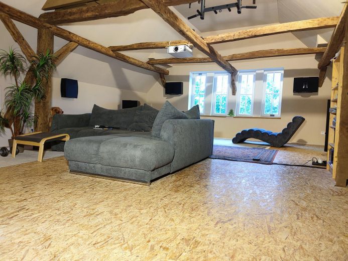 Sin intermediarios: finca con entramado de madera de alrededor de 1720 – aprox. 1.030 m² de superficie habitable/útil, salón, taller, edificio anexo – Dachstudio bis ca. 3,50 m hoch