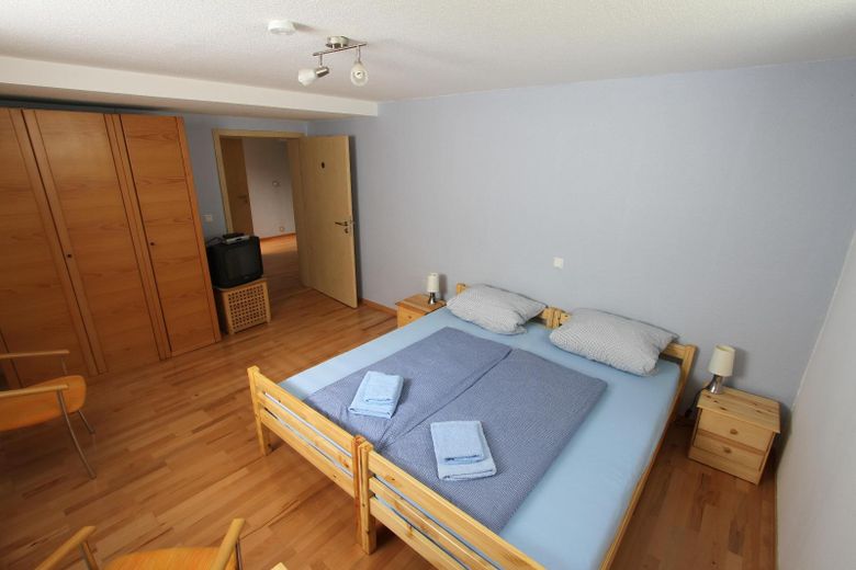 Modernes EFH mit Einliegerwohnung & Traumgarten | Provisionsfrei & bezugsbereit – Einliegerwohnung Schlafzimmer1