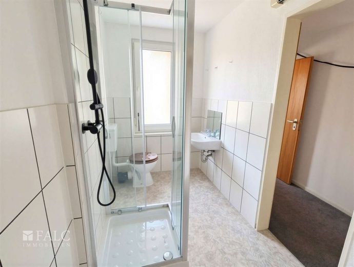 Mehrgenerationshaus Provisionsfrei – Bad 2 mit Dusche im 1. OG