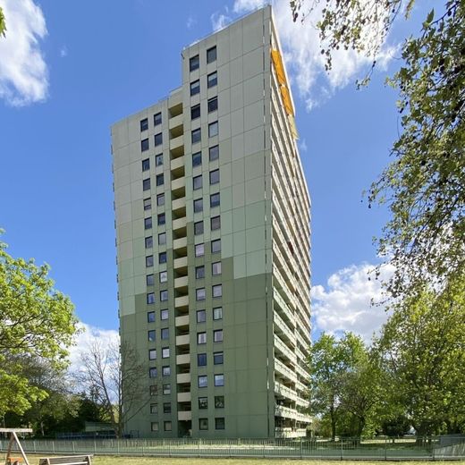 Hochheim Skyline:
3-Zimmer; 96 m²; überdachte Terrasse; toller Fernblick; seniorengeeignet! – Hausansicht seitlich