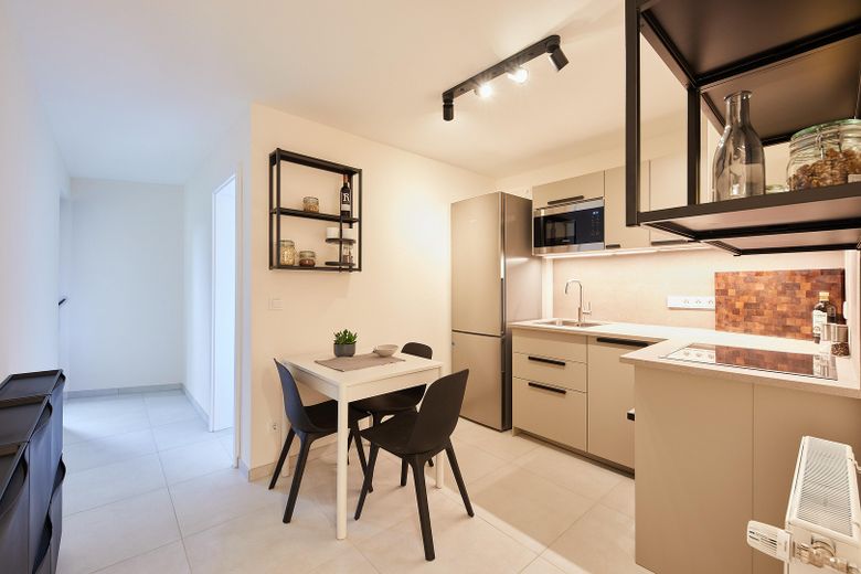 Mehrere hochwertige WG-Zimmer in frisch sanierter Wohnung - Erstbezug – moderne WG-Küche mit Balkon